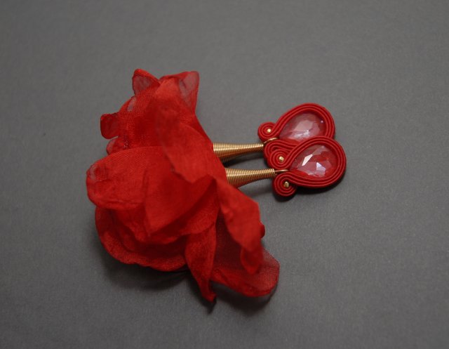 czerwone klipsy sutasz z kwiatkiem