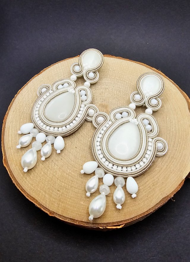 Biało beżowe długie kolczyki sutasz z kocim okiem