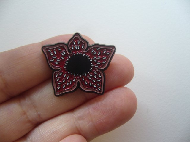 Pin przypinka broszka - Demogorgon z serialu "Stranger Things"