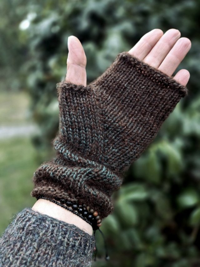 W głębi lasu / mitenki z kaszmirem