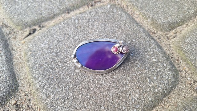 Agat w fiolecie - broszka