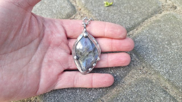 W ukryciu - wisiorek