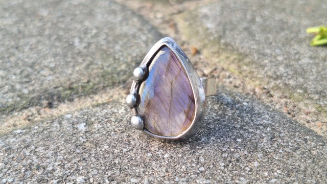 W fioletach - pierścionek regulowany