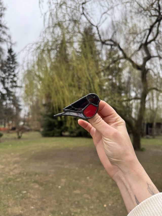 Broszka witrażowa ptak Gil Witraż w stylu Tiffany