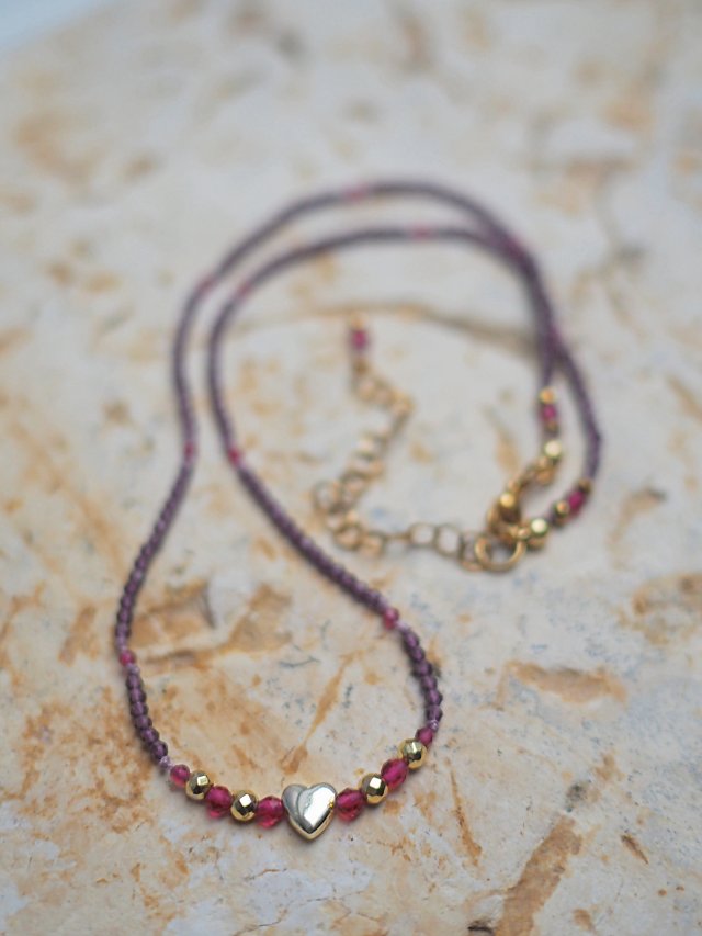 Naszyjnik choker ze spinela śliwkowego i stali chirurgicznej | Autorska biżuteria ręcznie robiona | DomilkowyDomek