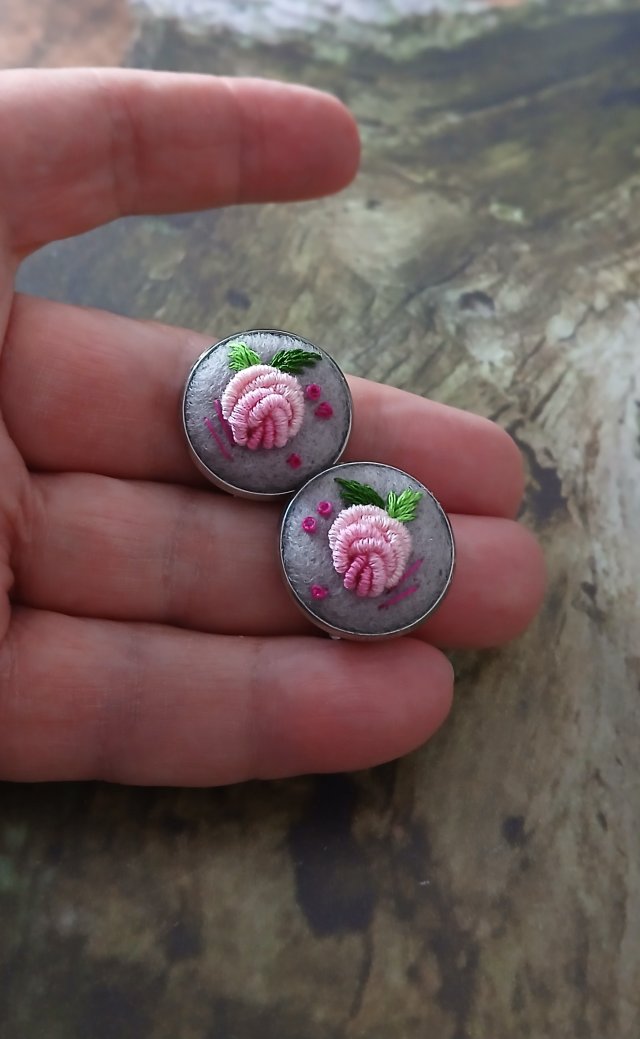 Ręcznie haftowane klipsy  DLA GRAŻYNY