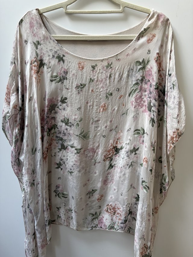 Made in Italy romantyczny nietoperz  zwiewna bluzka 30% setą 70 % viskoza