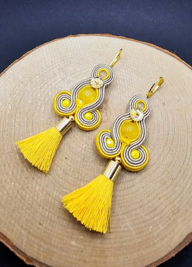 Beżowo-żółte kolczyki sutasz z chwostami
