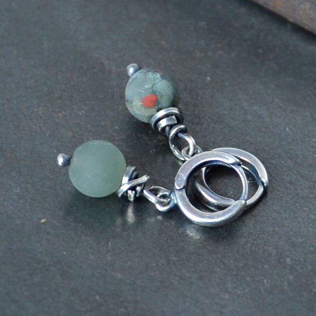 Kolczyki z krwawnikiem na biglach zamkniętych