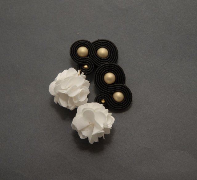 czarno-białe kolczyki sutasz z kwiatkiem