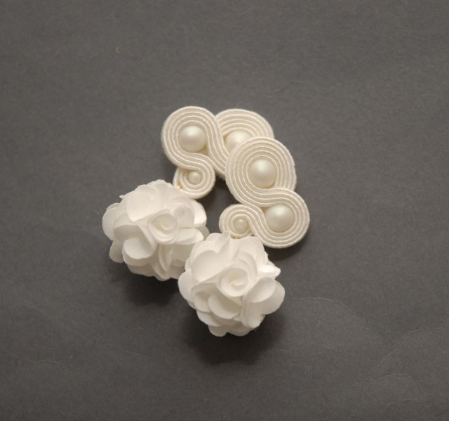 białe kolczyki sutasz z kwiatkiem