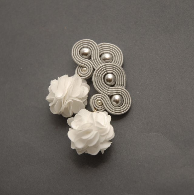 szaro-białe klipsy sutasz z kwiatkiem