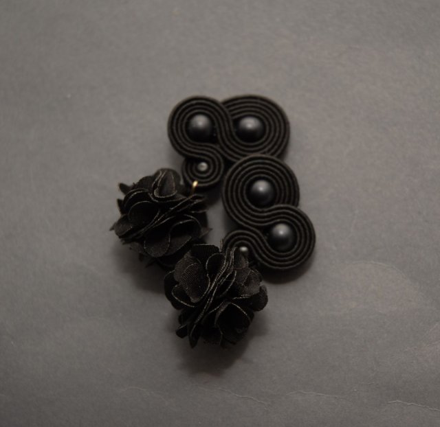 czarne klipsy sutasz z kwiatkiem