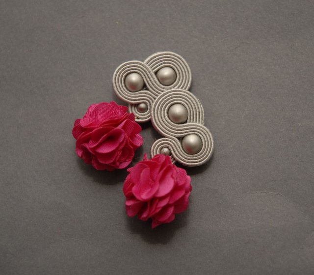 szaro-fuksjowe kolczyki sutasz z kwiatkiem