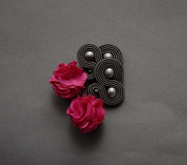 grafitowo-fuksjowe klipsy sutasz z kwiatkiem