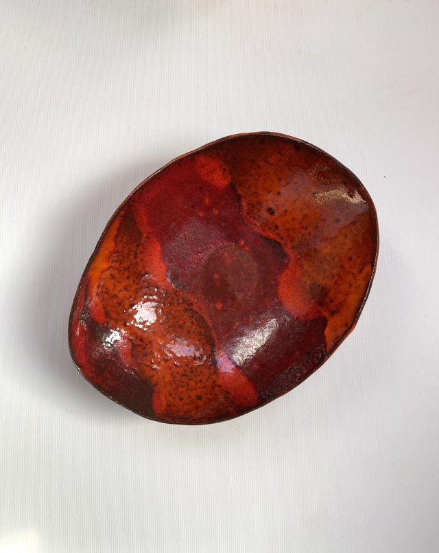 Czerwona misa sałatkowa