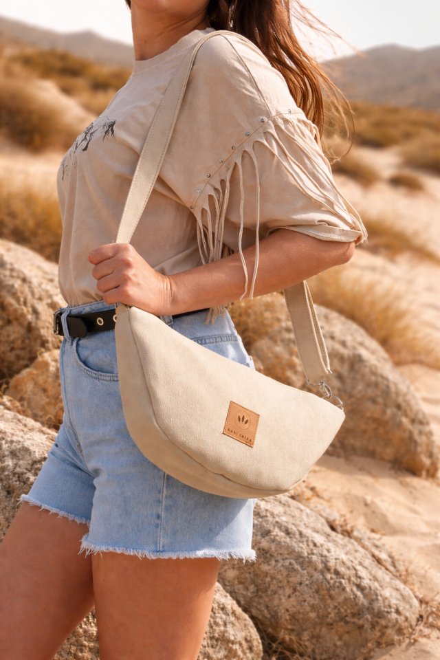 Zamszowa torebka crossbody Kremowa