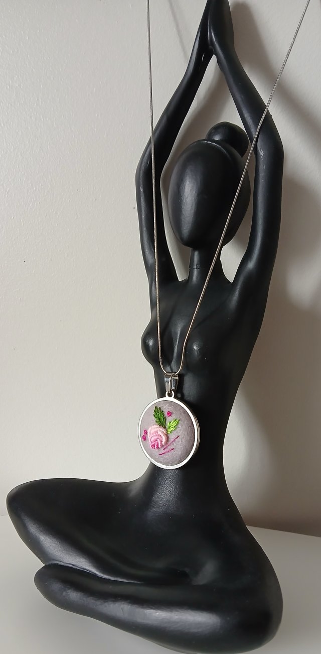 Ręcznie haftowany wisior  DLA GRAŻYNY