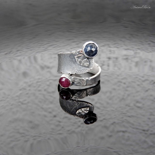 Obrączka srebrna z rubinem i szafirem regulowana