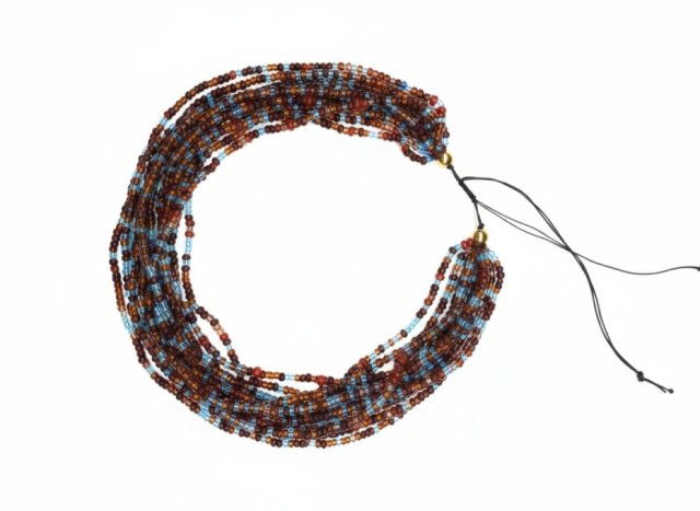 Ręcznie robiony naszyjnik wielorzędowy - Brąz i Błękit z makramowym zapięciem i złotymi detalami