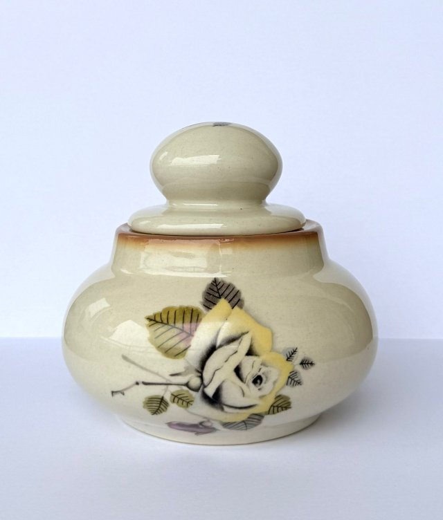 Pękata cukiernica Tułowice beżowa ceramika wzór róża sygnowana lata 60-70 vintage PRL