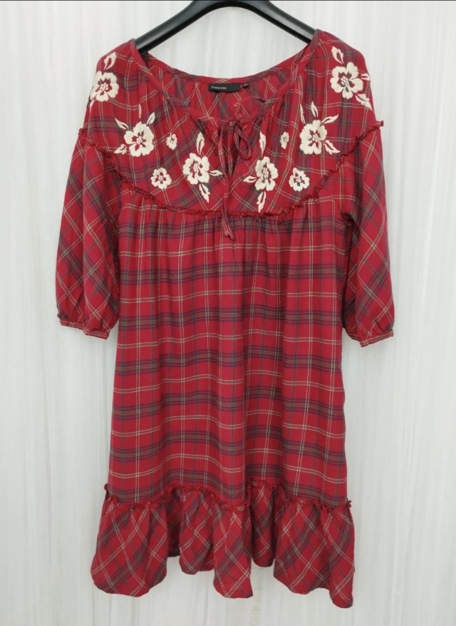 KappAhl czerwona sukienka w kratke haft kwiaty bawełna 40 42 rękaw ¾ falbana midi święta