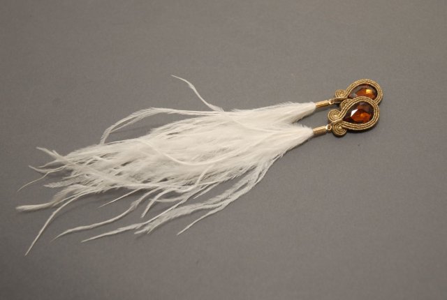 brązowo-białe kolczyki sutasz z piórami