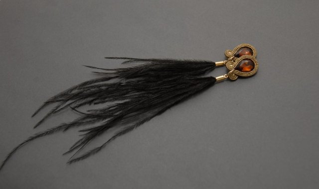 brązowo-czarne kolczyki sutasz z piórami