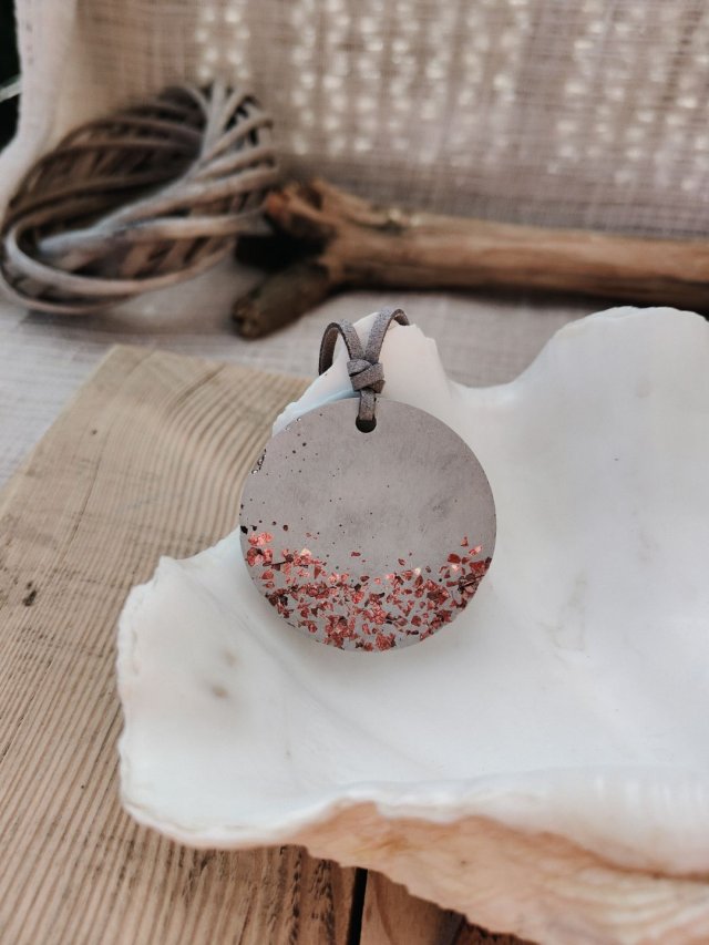 Minimalistyczny wisior z betonu z miedzianym akcentem