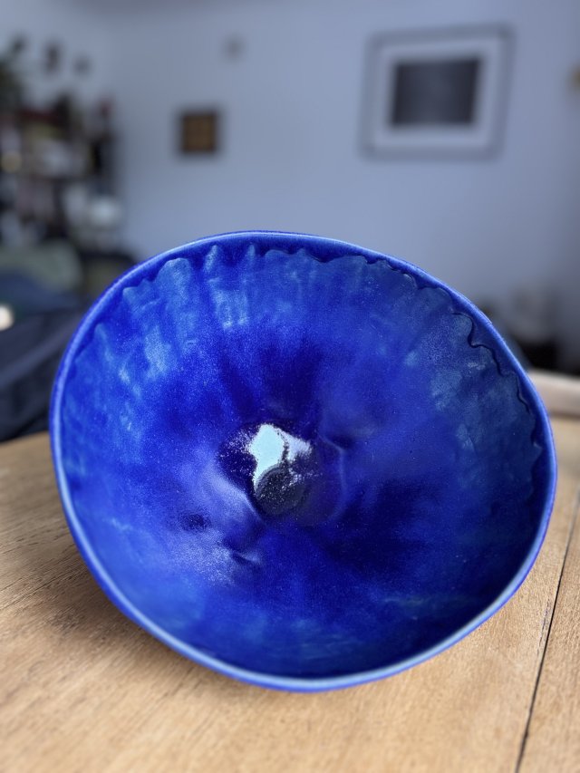 Ręcznie robiona misa ceramiczna na nóżkach | kobaltowe szkliwo | unikat