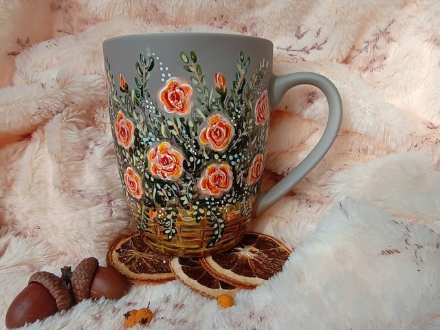 Kosz róż. Ręcznie malowany kubek 300 ml.