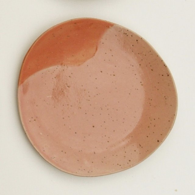 Różowy talerzyk ceramiczny