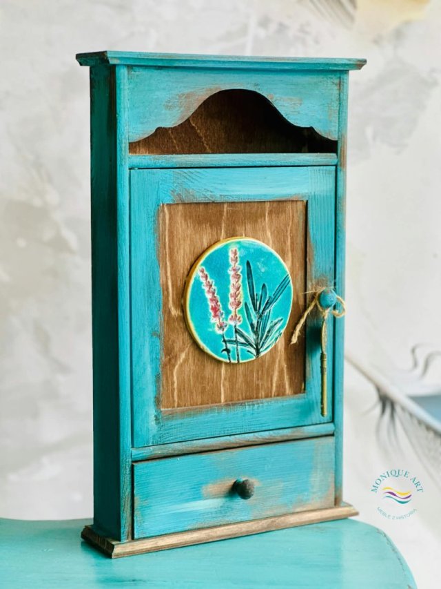 Szafka na klucze, ręcznie malowana, z ceramiką, z duszą i historią