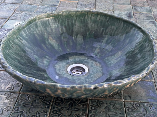 Ręcznie robiona ceramiczna umywalka nablatowa – zielona misa łazienkowa w stylu rustykalnym / boho