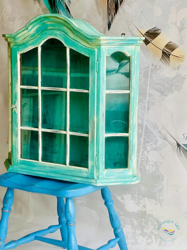 Turkusowa witryna wisząca z półkami, oszklona, ręcznie postarzana, z duszą