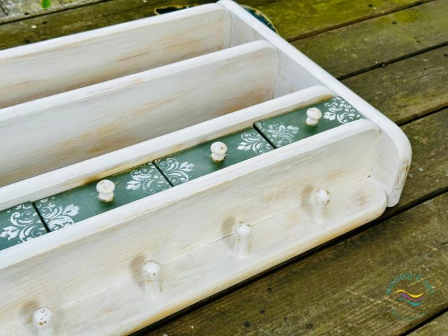 Sielska półka z dekorami, do rustykalnych wnętrz, praktyczna, dekoracyjna