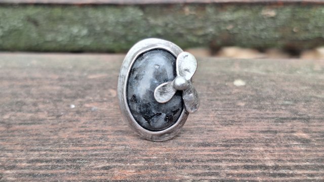 Larvikit - pierścionek regulowany