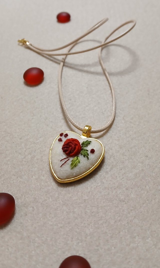 Ręcznie haftowany wisior  DLA LUKRECJI