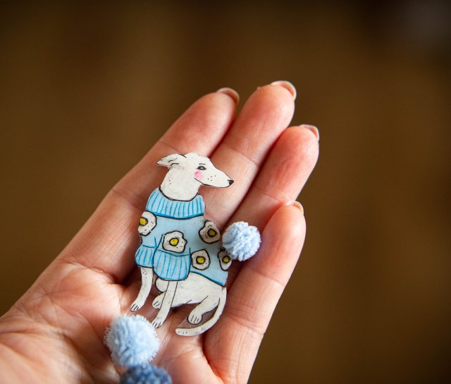 Broszka pies w niebieskim swetrze w kwiaty