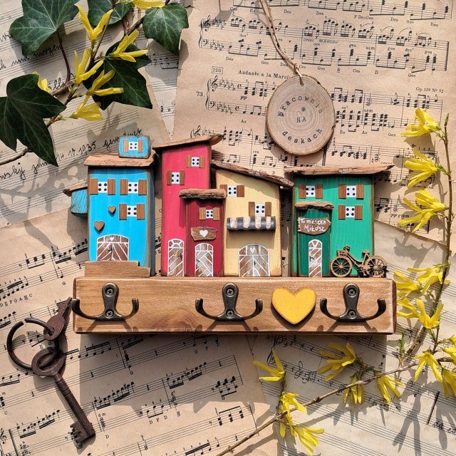 wieszak z kolorowymi domkami no 1