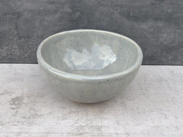 Ręcznie robiona umywalka ceramiczna nablatowa – szara, nakrapiana, minimalistyczna