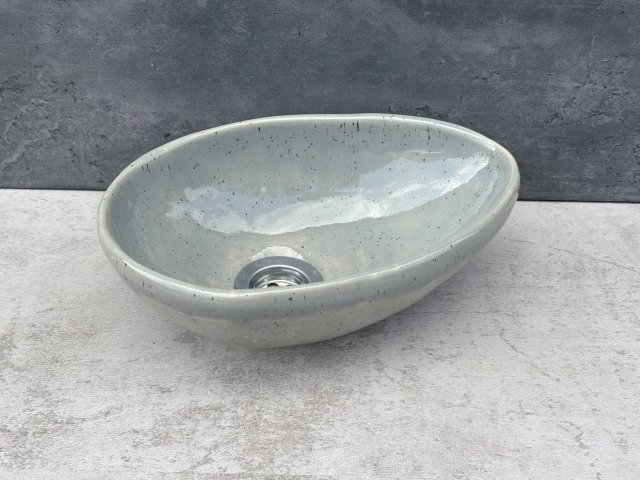 Ręcznie robiona umywalka ceramiczna nablatowa – szara, nakrapiana, minimalistyczna