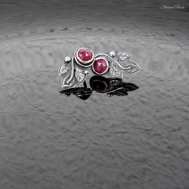 Kolczyki srebrne z rubinami wkrętki listki