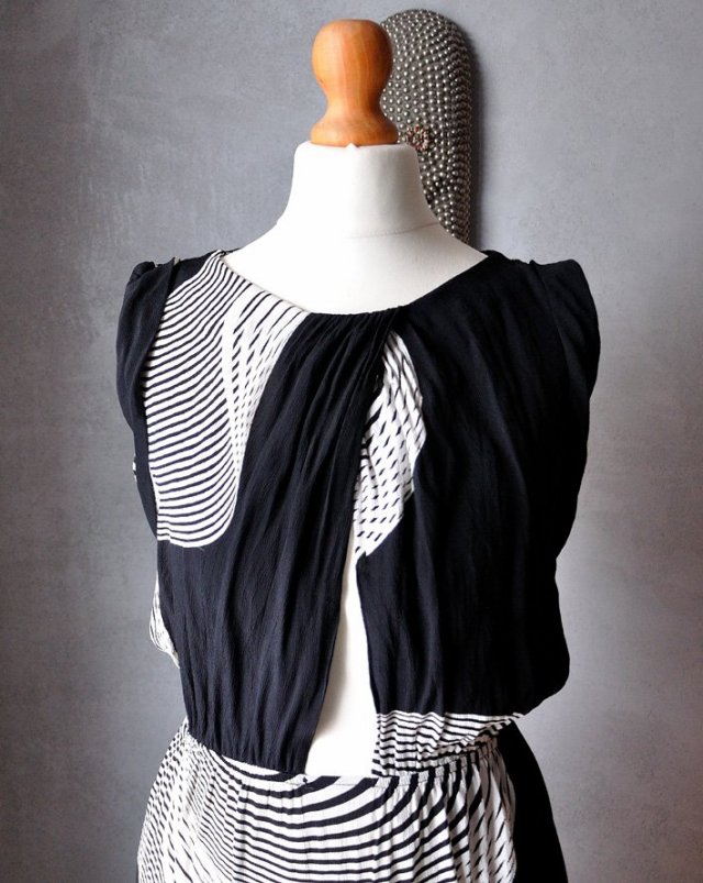 Sukienka maxi w graficzny wzór wycięcie S