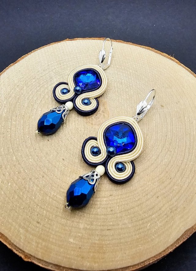 Kremowo granatowe kolczyki sutasz z kryształkami