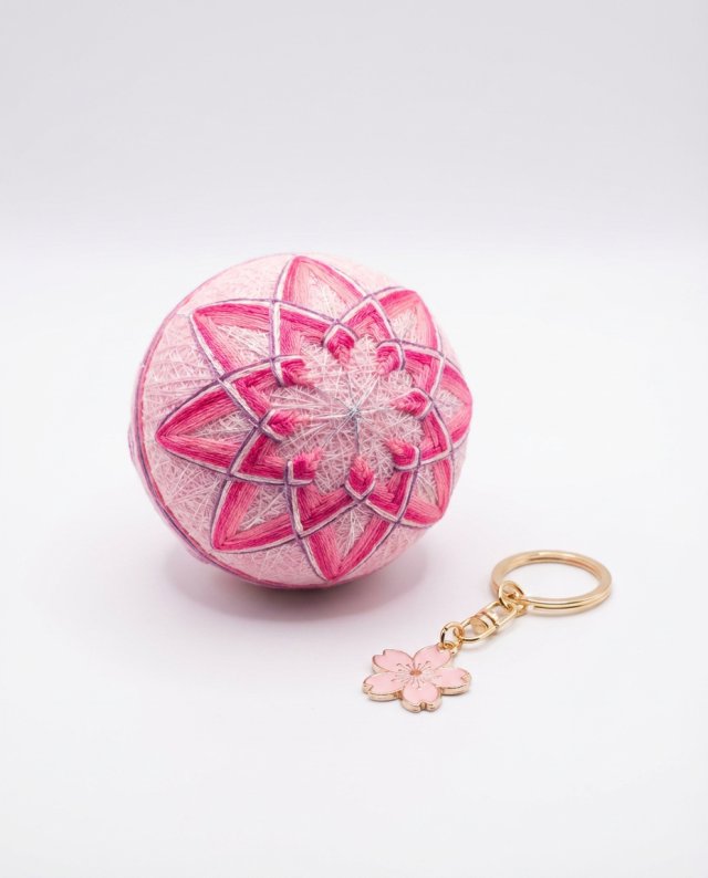 Ręcznie wyszywana kula temari M 8 cm - MIŁOŚĆ
