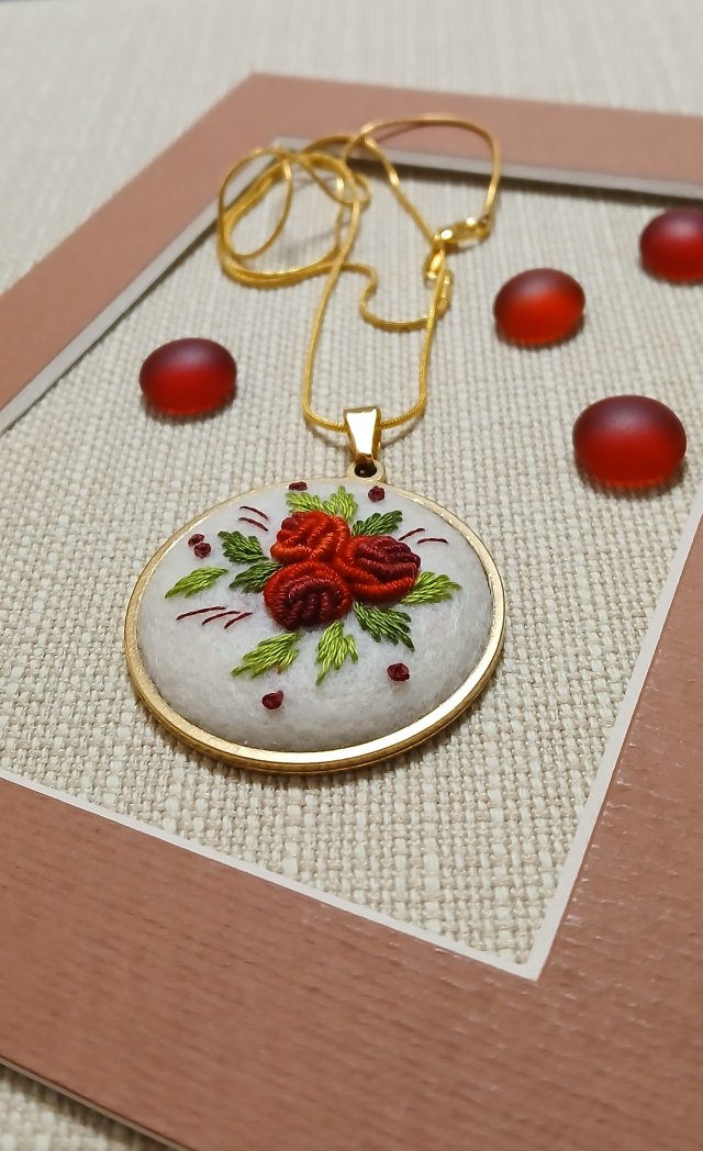 Ręcznie haftowany wisior  DLA LUKRECJI