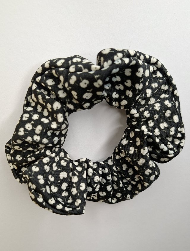 Scrunchie Gumka do Włosów Czarna w Drobne Kwiatki