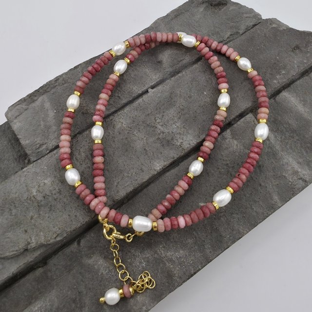 Rodonit i perły w złocie - naszyjnik