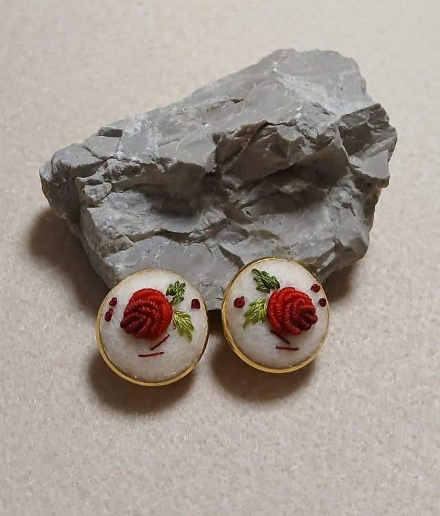 Ręcznie haftowane klipsy  DLA LUKRECJI